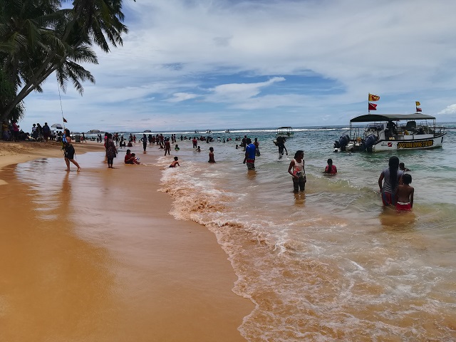 Hikkaduwa plaja localnici 1